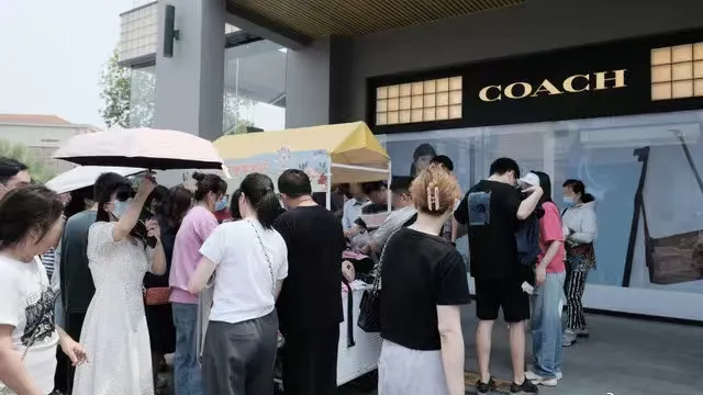 外媒最近有两件事绕不过去：一是宝马5系在中国跌到26万出头还卖不动，二是爱马仕7月销售额在中国开始下跌。但这就是它们不得不接受的现实。

2026年盛夏以来，两个极具代表性的行业现象，彻底打破了外界对高端消费的固有认知。豪华轿车市场的标杆宝马5系，终端成交价一路走低，分期购车裸车价已经跌破27万，即