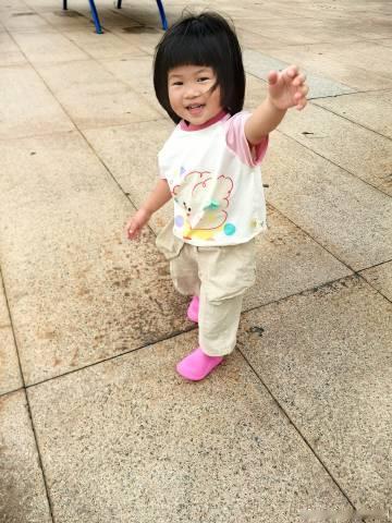周六，黛晞终于可以穿心心念念的雨鞋出门啦！载哥哥去读书，她在幼儿园门口...