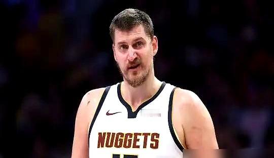 尼古拉·约基奇再次创造历史，成了NBA首位连续两季达成场均三双的中锋...