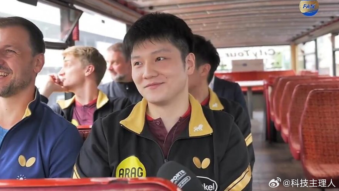 樊振东加盟德甲杜塞尔多夫俱乐部后，与已退役的德国乒坛传奇蒂莫·波尔同游杜塞尔多夫。波尔在旅途中向他抛出了一个关于职业生涯终章的灵魂之问，而樊振东的回答让无数人破防。

如果把两人的关系看作一套跨国界的分布式系统，这次同游就是一次从“对抗协议”向“协作接口”的底层重构。波尔以俱乐部大 ​