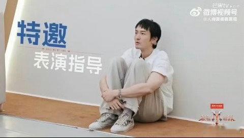 #王传君听艾热唱歌的反应# 艾热负责炸场，王传君负责炸表情包，这俩配合打得我手机内存都要不够存图了。 ​