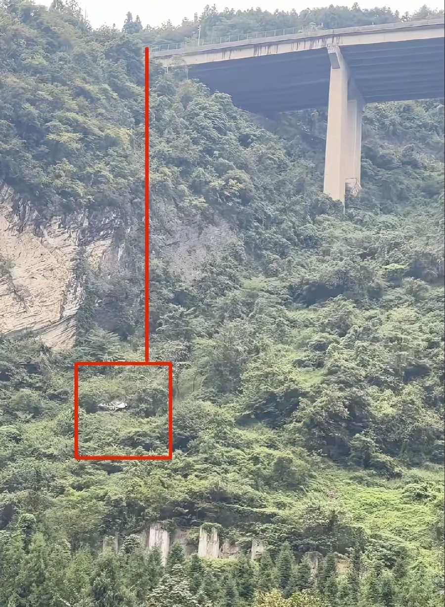 泸州新车百米坠崖车主仅轻伤！
救了一命！打算再买同款车！
据报道吉利领克，还很幸运，坠落过程中碰到了树木树枝缓冲，车辆只是中等程度损毁，车身主体框架没事！即使不能说车的质量有多好，最起码不差，各种因素叠加在一起，其实也很难说，这种情况，车主坚信车的质量，非常能理解！类似这样坠崖保命事件，已经发生了多