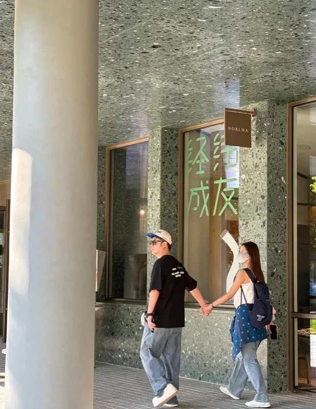 十年低调终松弛！陈赫张子萱瑞士同框，温柔拥抱藏尽日常爱意

张子萱一见面就扑进陈赫怀里
近日，陈赫与张子萱瑞士度假的路透视频悄然出圈，一举登上社交热搜。不同于以往的低调避嫌，视频中张子萱见到陈赫后，毫无拘谨地小跑上前，温柔扑进对方怀中撒娇拥抱，自然亲昵的模样，成为两人婚后近十年最罕见的大方亲密同