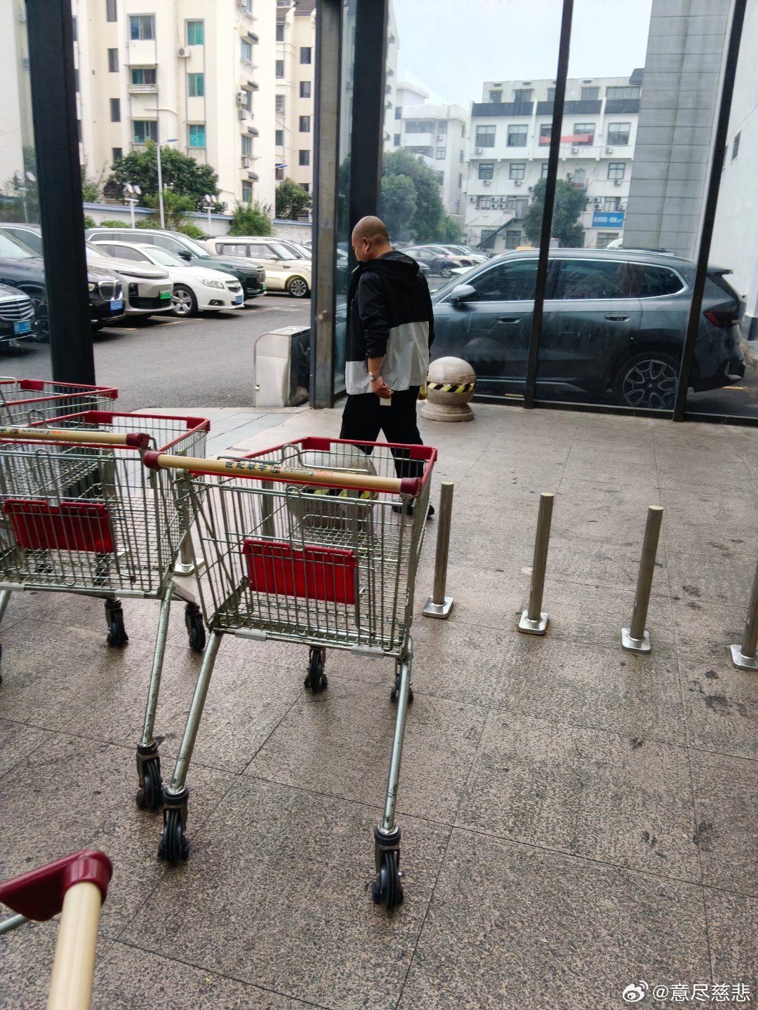 #新昌公安轶事#

想起以前在行政服务中心公安窗口的旧事：原本定好带我的师傅多多，因为自家装修，上班经常忙私事，直接把我转手交给黄煜波。可黄煜波家里琐事也多，中午还要回家洗衣，两个人都没办法专心带我。
我本身户籍业务零基础，统一培训又是大锅课，连无关的交警业务都混在一起，真正窗口实操 ​