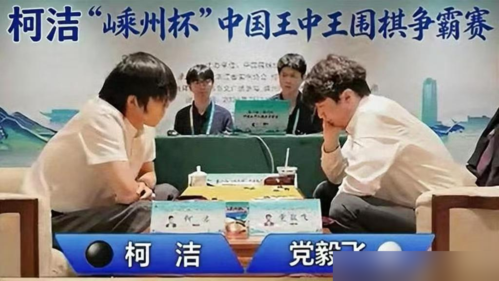 柯洁亲口说的，和AI下棋，痛苦。
原话更狠：AI这个训练方式不适合我，但没有办法。
再看丁浩。
备战LG杯，他跟AI下了4500盘棋。日均七八个小时，把AI当陪练，硬生生把自己练成人间AI。
最近交手，柯洁对丁浩，四战全败。
柯洁不是不努力。他形容现在下棋，像拿着教材答题。对手出一题，你看