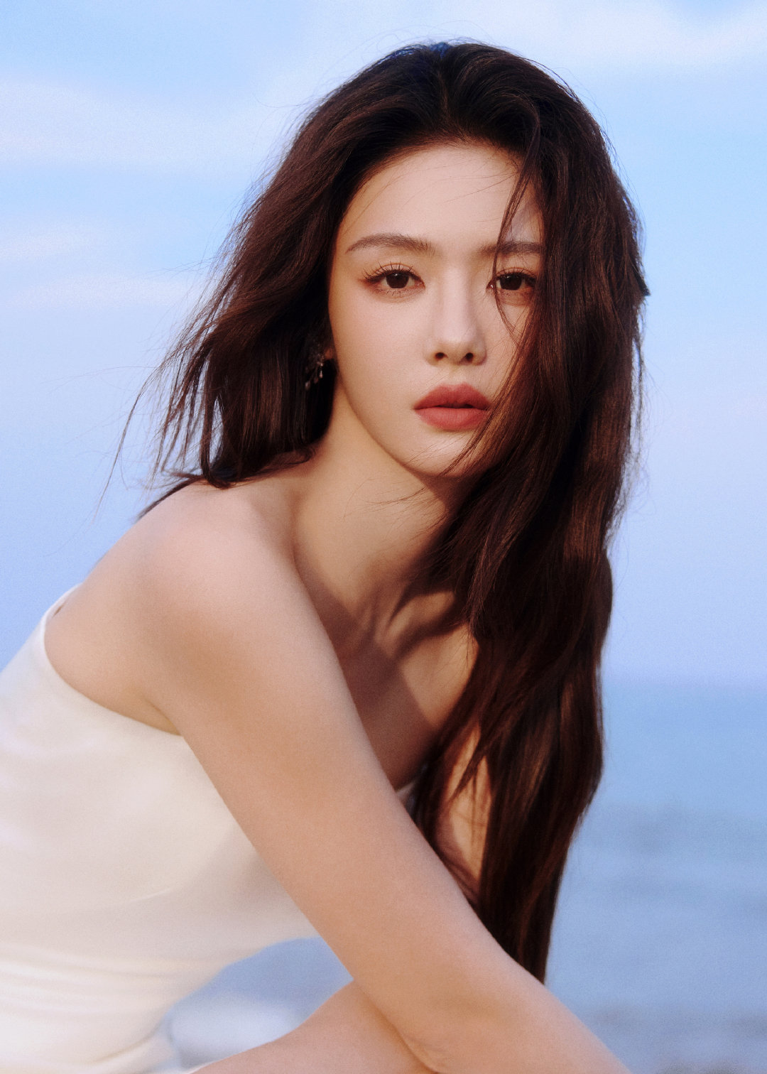 蔡文静白色抹胸裙海边美拍，浪漫柔美～正午阳光新剧《开盘》官宣杀青，《我家那闺女2026》补位加盟！#蔡文静[超话]# #开盘# ​
