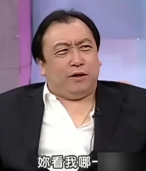 王晶在最新一期节目里直接放话：周润发没朋友。原话更狠，跑步的跑友是有的，但那种只是一起运动，不是交心。这话从合作了几十年的老搭档嘴里说出来，杀伤力拉满。王晶说自己很懂周润发，但从来不是走得近的朋友，发哥压根不爱跟一大帮人混。他还拉刘德华垫背，说很会做明星的演员，大部分都没几个亲密朋友。说白了，巨星的