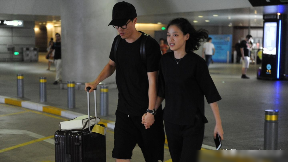 刘翔结婚十年至今无子，前妻葛天的一句大实话，彻底掀开了这层体面的遮羞布。
9月中旬的直播里，网友追问葛天当年咋不生个小刘翔。她没打太极，直接甩出一句：庆幸当年没生。
291天的闪婚闪离，当年闹得一地鸡毛。葛天看得透彻，真要有了骨肉牵绊，争抚养权、抢探视权，无休止的扯皮只会把无辜的孩子卷进舆论的绞