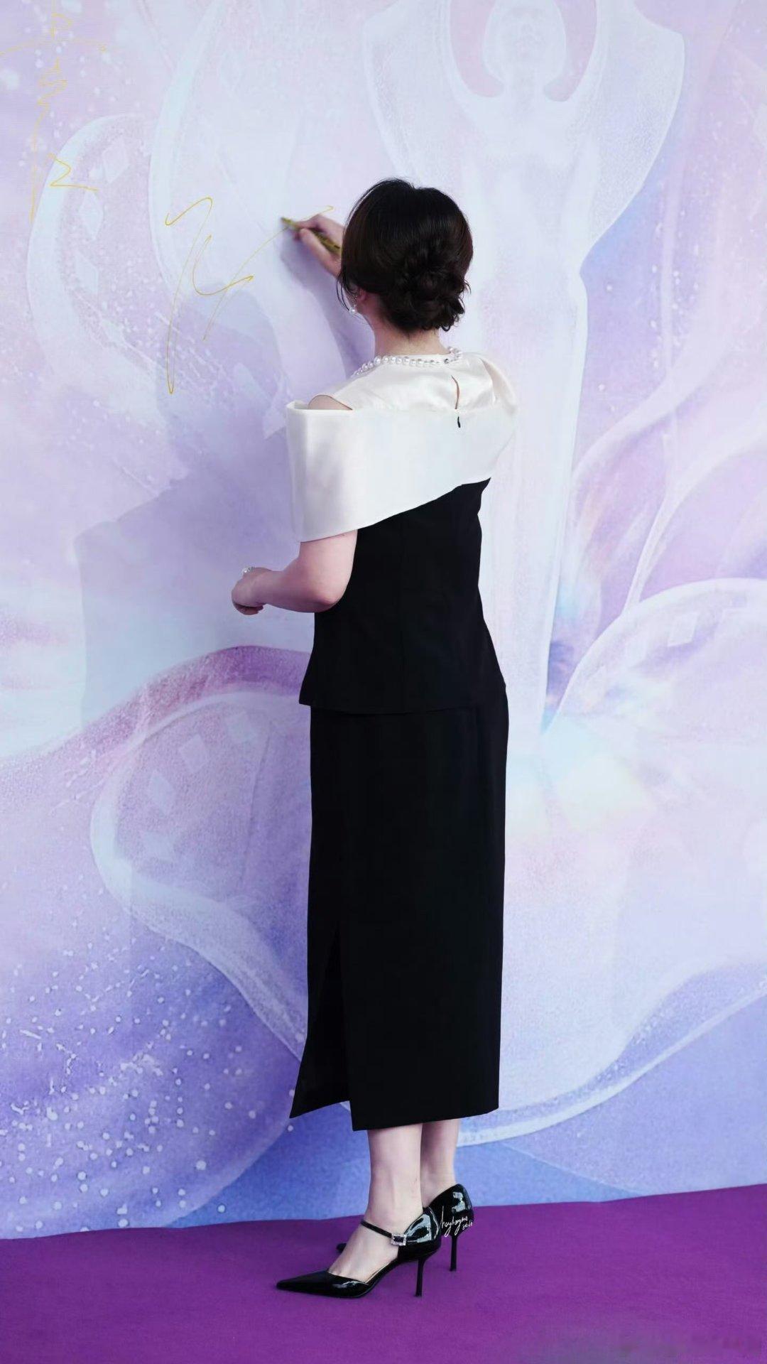 #马丽[超话]# ml#马丽超级美# ml#马丽超级美# 

“感谢你的出现 我阴暗世界里的小太阳.𝓣𝓱𝓪𝓷𝓴 𝔂𝓸𝓾 𝓯𝓸𝓻 𝓪𝓹𝓹𝓮𝓪𝓻𝓲𝓷𝓰, 𝓽𝓱𝓮 𝓵𝓲𝓽𝓽𝓵𝓮 𝓼𝓾𝓷 𝓲𝓷 𝓶𝔂 𝓭𝓪𝓻𝓴 𝔀𝓸𝓻𝓵𝓭.” ​