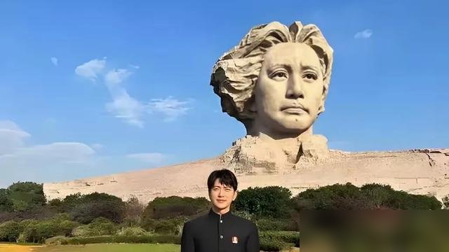 一张橘子洲头的合影，底下评论全在喊“这哪是演，这是魂穿”。王仁君往那一站，气质稳得不像话，网友直接拿历史影像出来对比，越看越像。
巧的是，前天飞天奖刚把优秀男演员给了他。凭的还是《浴血荣光》里的青年毛泽东，第五次演了。颁奖礼上他全程脱稿，讲了近四分钟，没一句水词。
最狠的是那句：这份荣誉不会让我