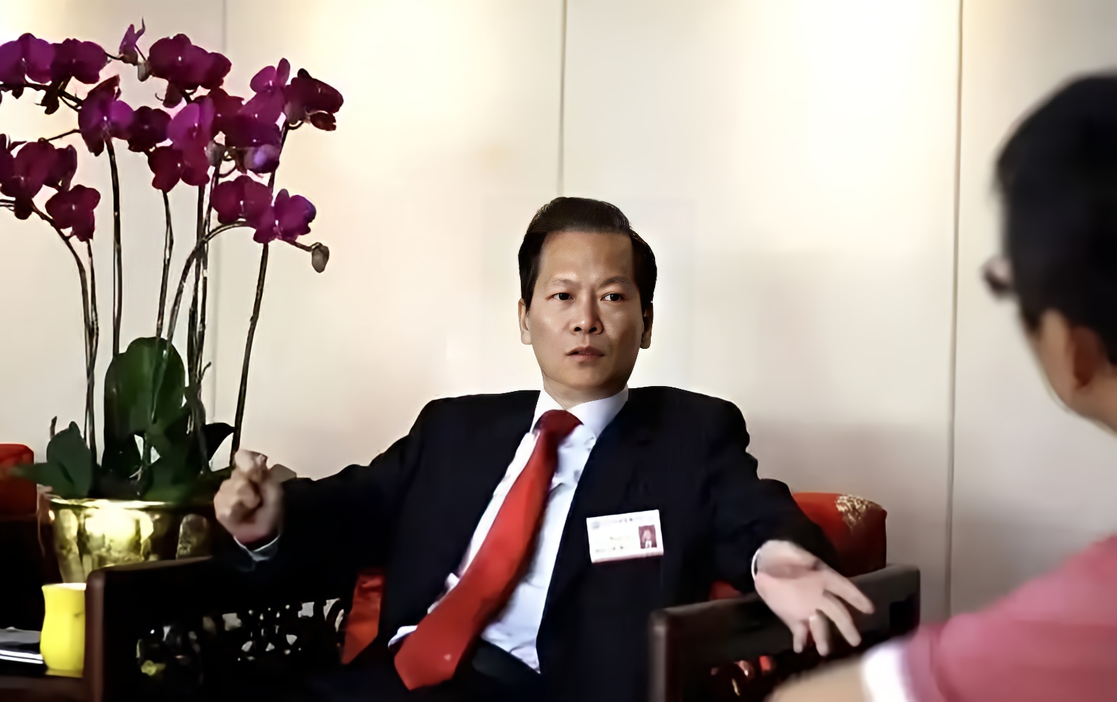 陈红天曾当众直言李嘉诚不算什么，认为双方根本不是一个级别。如今世事变迁，当年风光无限的祥祺集团创始人陈红天，已经被法院列为被执行人、限制高消费，巨大反差，让很多人重新读懂运气与顶级商业能力之间的鸿沟。
 
陈红天当年白手起家，靠着踩中国内城镇化地产风口，短短几十年积累数百亿账面财富，担任同心俱乐部主