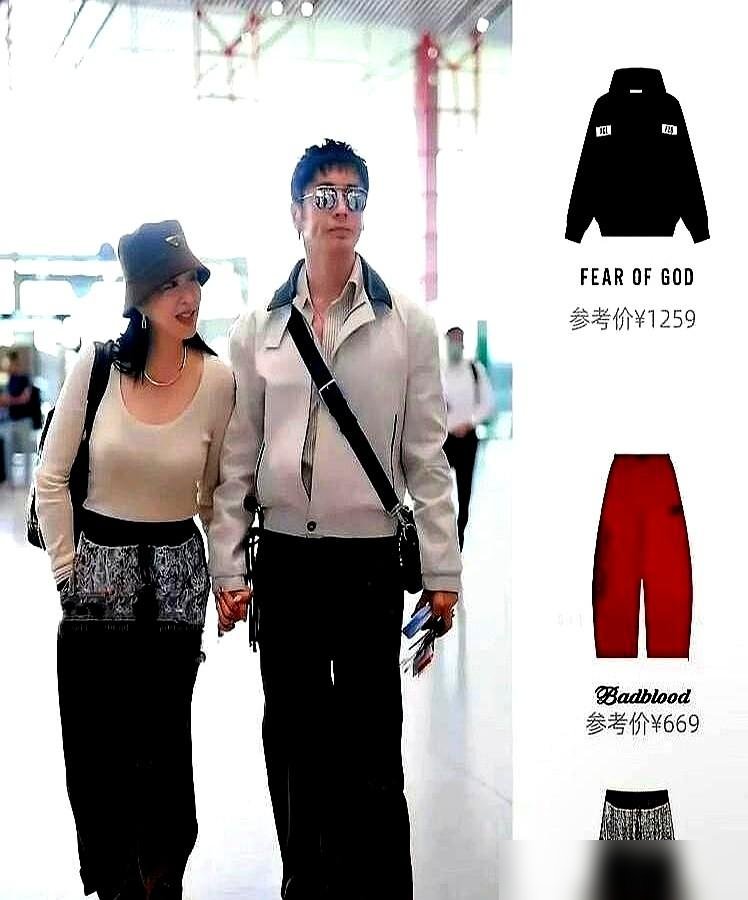 三个女儿全改姓张，张伦硕在手术室外守了一夜，这后爸当得比亲爹还硬。
钟丽缇二女儿带男友见家长，地点选在首尔一家烤肉店。张伦硕全程陪同，小女儿也在场。饭桌上没摆架子，该吃吃该聊聊。
外界一直盯着她肚子，问她为啥不给张伦硕生一个。她直接回怼：我家的事，轮得到你管？
张伦硕自己在节目里也说了，能生就