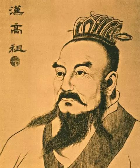 刘邦：从街头混混到开国皇帝，他的人生比网文还离谱
大家好，我是你们的老朋友，今天咱们聊一个“草根逆袭”的鼻祖——汉高祖刘邦。

如果放在今天，刘邦绝对是那种“你妈不让你跟他玩”的邻居家大哥。不种地、不打工、整天在街上晃荡，还动不动赊账喝酒。可就是这么一个“社会闲散人员”，最后居然成了中国历史上第一个