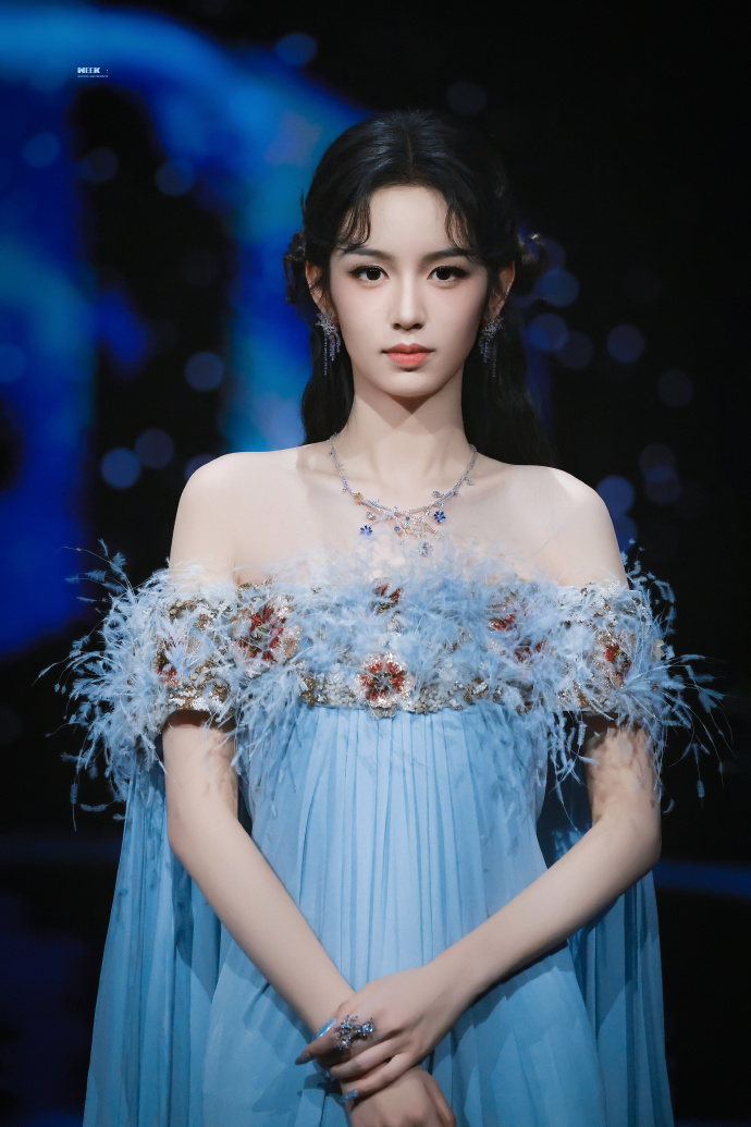 周也·舞台上的仙女✨ 优越肩颈线条一览无余，锁骨精致，肌肤通透，清冷又柔美的气质直接戳中人心。 ​​​