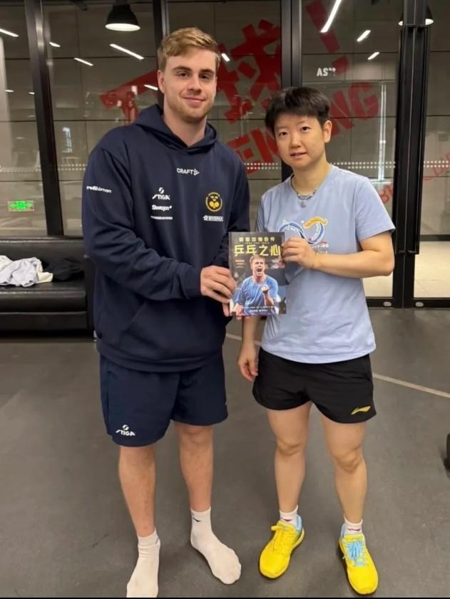 莫雷加德在中国大满贯的训练场看到莎莎后也太激动了吧，鞋子都没来得及穿就喊住莎莎，不仅送了莎莎一本自己的自传，还和莎莎拍了合影，两人站得很板正，都对着镜头笑得特别开心，莫雷加德对国乒的莎莎也是很欣赏的！
  莫雷加德与中国还是很有缘分的，小的时候他就来中国和东东、许昕还有陈梦拍过广告，长大后又和东东做