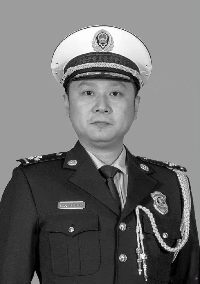 抗洪英雄陈陆，2020年7月22日，在执行抗洪抢险救援任务时，突遇破圩决口后的激流漩涡，不幸被洪水冲走，英勇牺牲，终年仅36岁。[伤心]让我们一起记住他的名字: 陈陆 ​​​