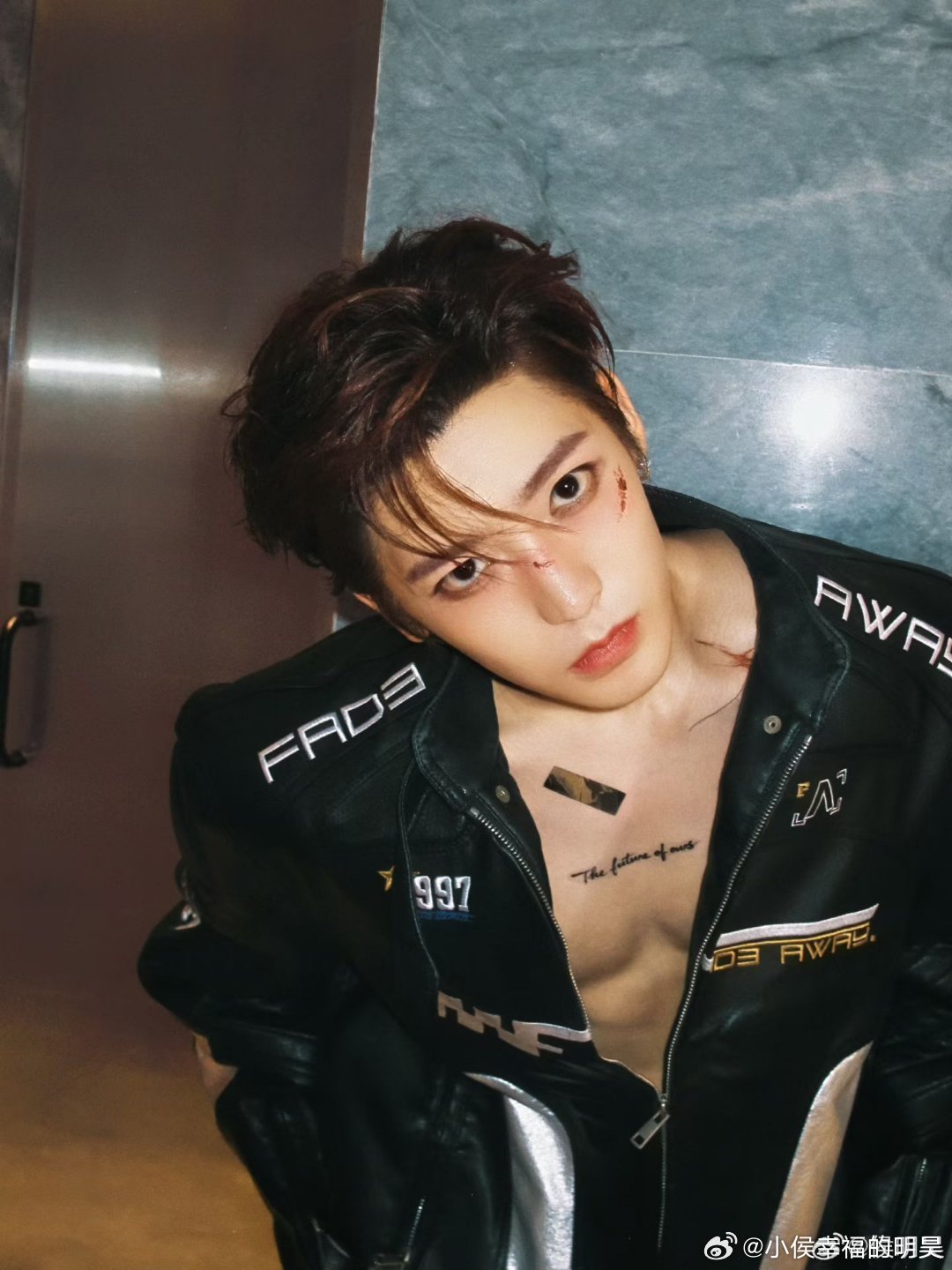 #侯明昊[超话]##侯明昊张碧晨从男团时期就认识##侯明昊阅读理解满分##侯明昊张碧晨甲乙丙丁唱出故事感# 
爱上哥哥是谁的错？ ​