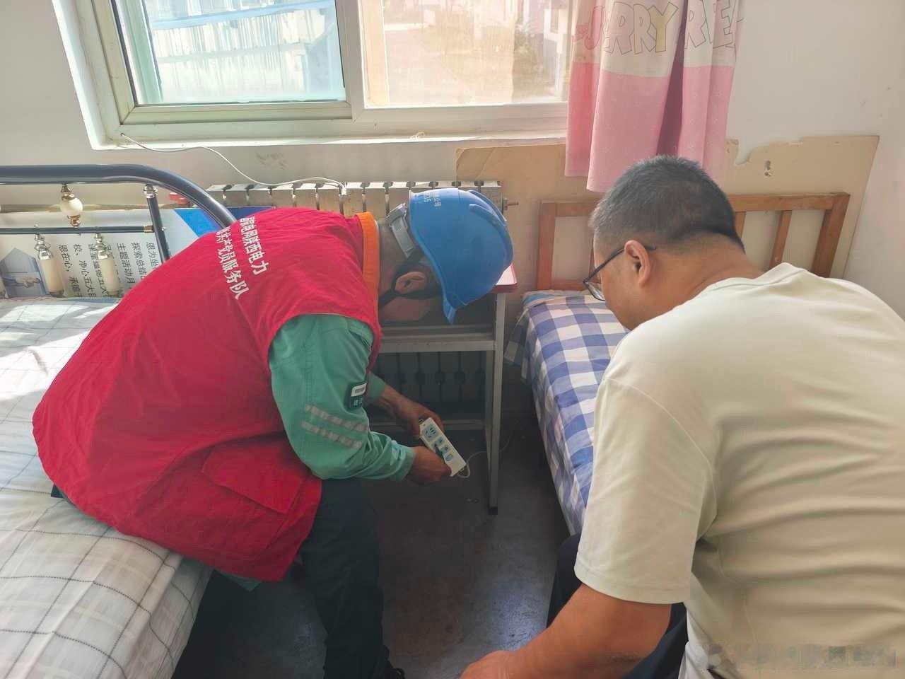 #双满意在行动##做好人民电小二# 【太白公司：“电”亮敬老院 守护孤寡老人安全用电】9月3日，太白公司 鹦鸽供电所服务人员来到辖区一处敬老院，排查处理室内外用电设施隐患，护航孤寡老人群体放心用电。（太白公司：魏巍 张少敏） ​