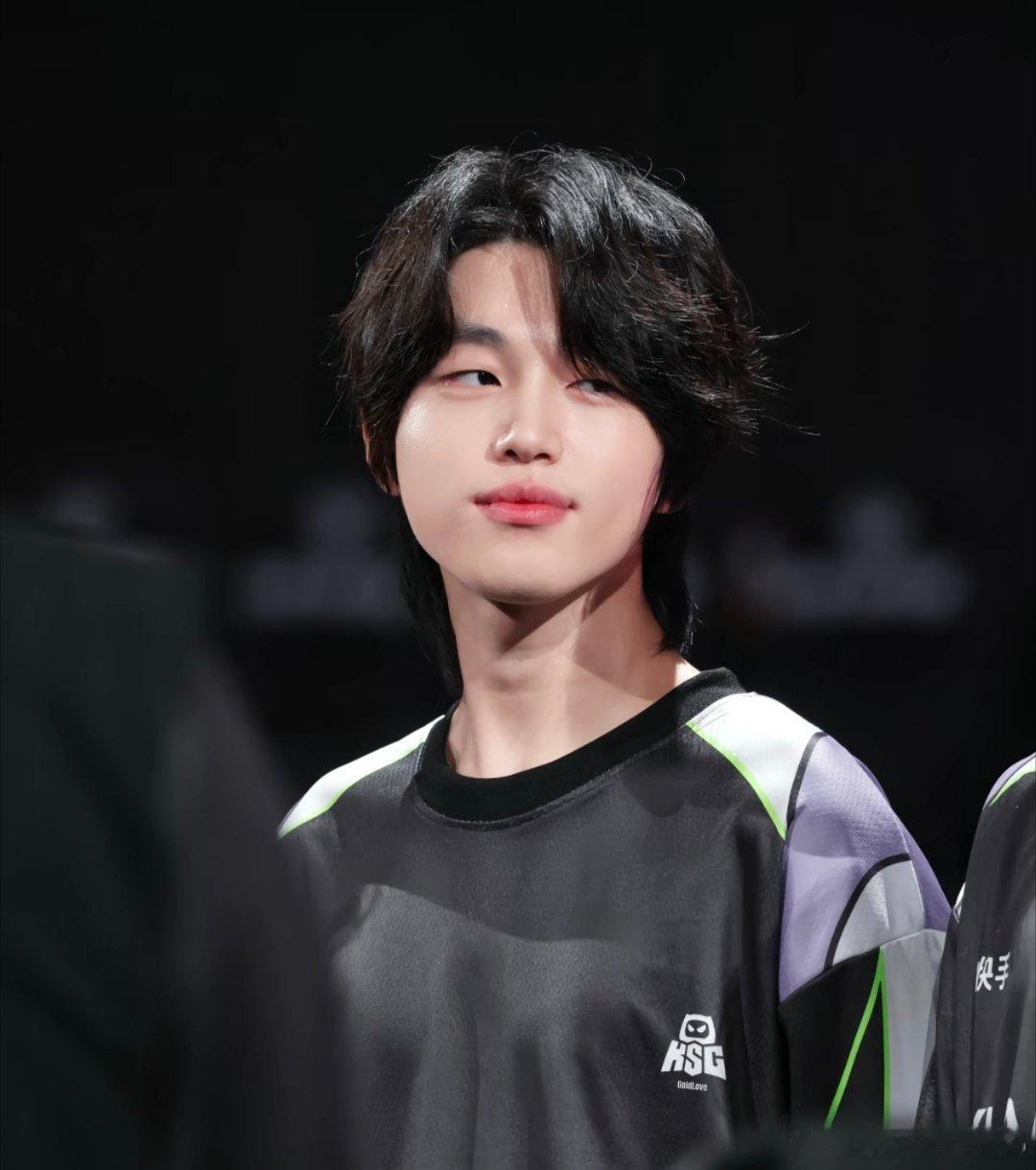 #赵昊宇获得金牌#赵昊宇随中国队拿下亚运王者荣耀金牌，少年一战成名，电竞实力收获大量网友点[抱一抱][抱一抱]赞认可。 ​