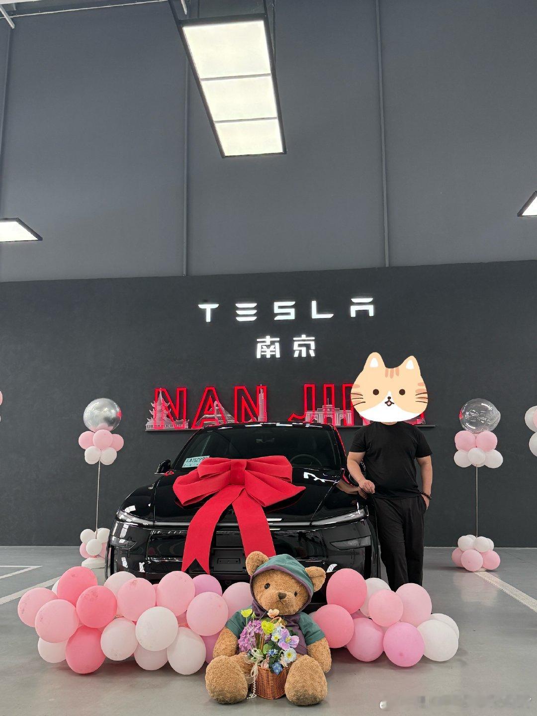 人生第一台电车｜星钻黑Model Y正式提车✨

终于在期待已久的日子里，迎来了属于自己的第一台新能源车。从最开始的观望、对比，到最后坚定选择特斯拉Model Y星钻黑，算是给自己的生活交上了一份满意的答卷。

第一次接触电车，没有盲从跟风，更多的是源于长久以来对特斯拉品牌的认可和信任。无论是整车 ​