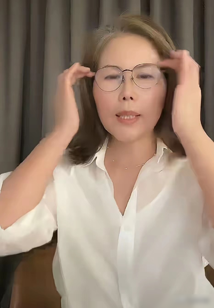 年薪30万的保姆，到底有多可怕？她竟然能让汪小菲、大S、马筱梅三方都服服帖帖。
小杨阿姨，河南驻马店人，被汪小菲请去台湾带孩子，一干就是十几年。
厉害在哪？直播间里，网友疯狂拱火，让她评价大S和现任马筱梅谁更好，她直接一句都对我挺好，没法比，瞬间灭火，滴水不漏。有人传她出庭作证，站队汪小菲，她立