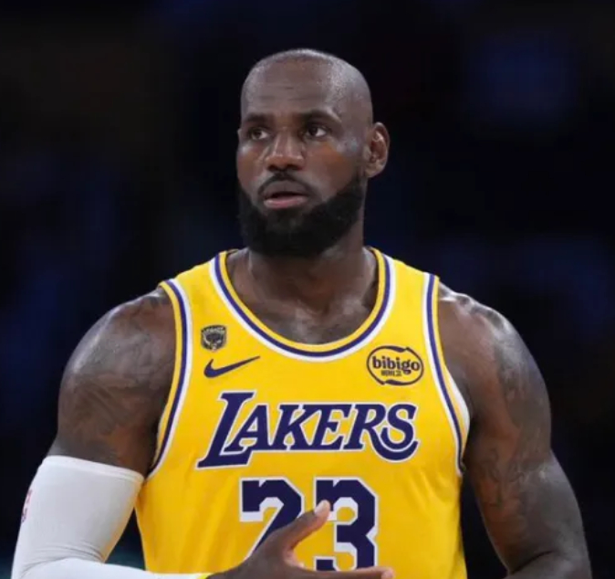 省点体力？湖记不解：为什么还把詹姆斯留在场上？  湖人和火箭的比赛进行...