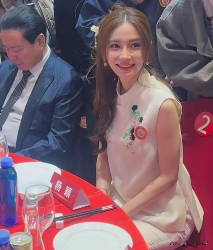 36岁杨颖 北京参加活动 状态令人眼前一亮 着白色刺绣古风装 纯素颜打...