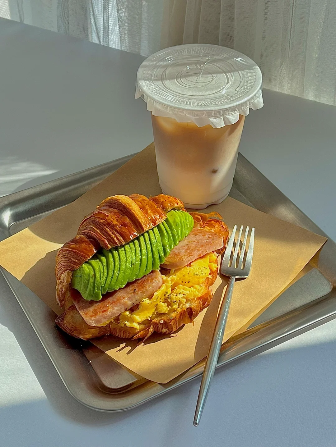 ☀️工作日早餐｜可颂滑蛋火腿牛油果三明治🥪