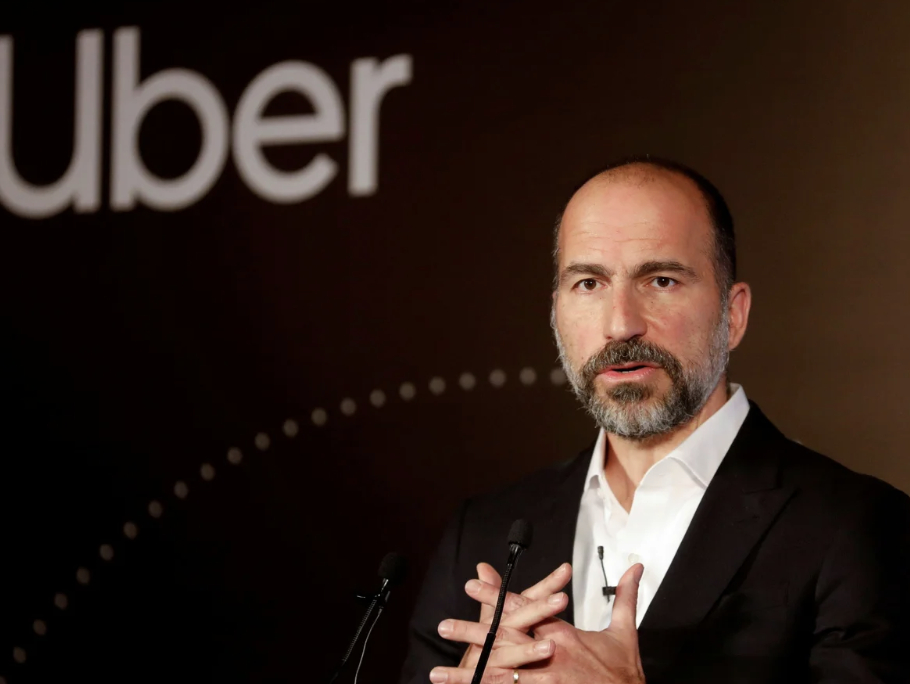 受无人车冲击，Uber将裁员10%，3300人将失业

Uber将裁员约3300人，占员工总数的10%。这是疫情之后规模最大的一轮裁员，目的是应对Robotaxi兴起对其网约车业务带来的冲击。

Uber CEO再给全体员工内部信中表示，这次裁员主要压缩管理层，化解高速扩张时期形成的组织臃肿问题。这套旧架构如今已经拖累企 ​