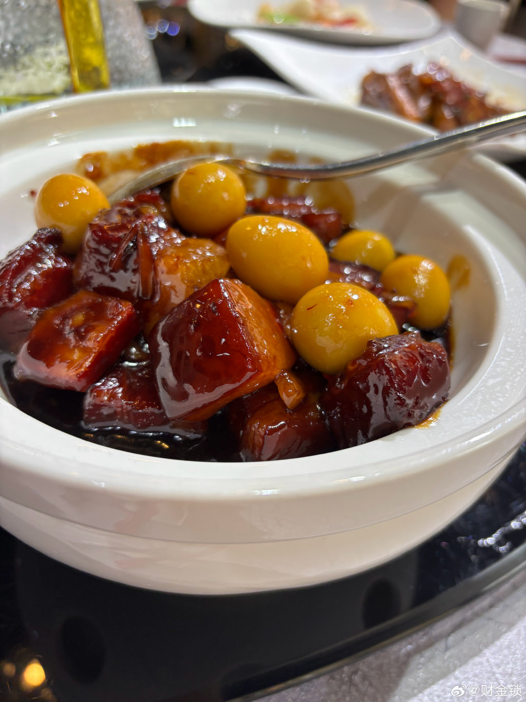 #月饼崩盘消费者长脑子了#
盒装月饼不受欢迎了，
肉月饼还不错，
二宝已经买过好几次肉月饼🥮了，
一边吃一边说：
上海人得吃掉多少肉月饼啊[喵喵]
我说：
上海人不光中秋吃肉月饼，
平时也吃[喵喵]

微波炉叮30秒，
香味就出来了，
好吃😋 ​