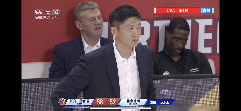 82比84，吉林输了两分，但赛后全网都在夸那个36岁的清华数学系主帅。
李昂，没打过一天职业篮球，哥大体育管理硕士。他让姜伟泽当绝对核心，全队玩命冲抢前场篮板，无限换防，锋线持球往前干，把阵容豪华的北京首钢逼到最后一秒才分出胜负。
北京队教练李楠亲口承认，上半场被抢懵了，防守全是漏洞。
球迷已