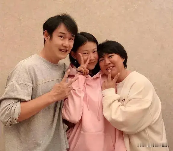 “在我的人生当中，春阳是最懂我的。我相信她作为导演能把我拍好。”
小沈阳说的“拍好”，不是拍帅，是拍对。

这一次，镜头后面坐的是他媳妇。

1999年，19岁的小沈阳认识16岁的沈春阳。

追了整整三年，还把自己的艺名从“沈鹤”改成了“小沈阳”。

就为了名字里多个“阳”字，听着像两口子。

20