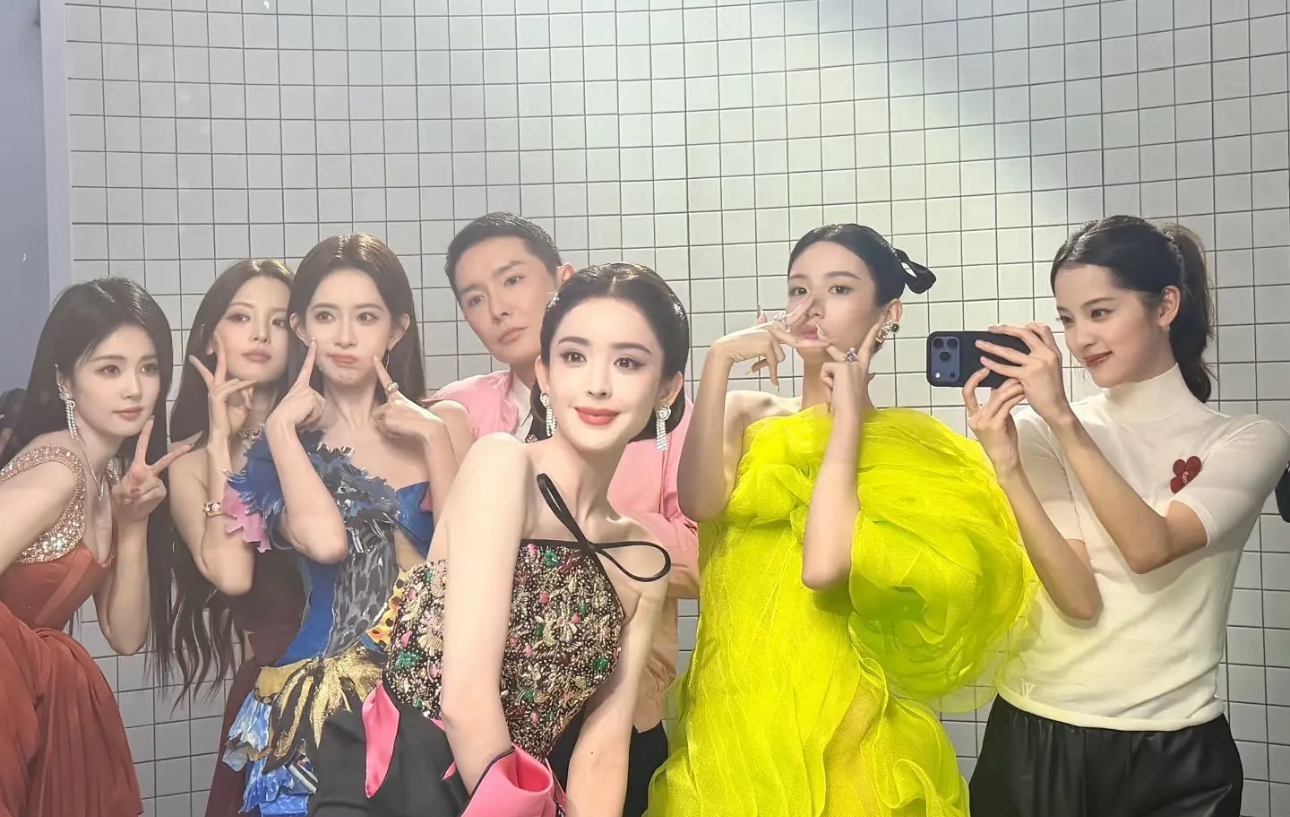 美女明星们在某线下活动的对镜自拍，个个都很美！白鹿、杨超越、娜扎、孟子义、欧阳娜娜等，特别是娜扎，美的太突出了！美女 女明星 美图