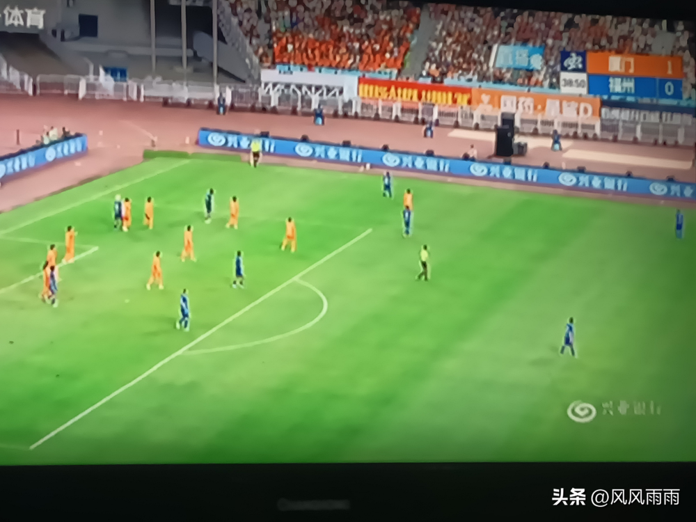 5万3千人冲进白鹭体育场，看一场业余足球赛。
厦门队主场，对面福州队。上半场厦门先捅进去一个，1-0，感觉冠军稳了。
谌龙去了，葛曼棋也去了，赛前还合唱《我和我的祖国》。看台上八闽齐心的大Tifo一拉，气氛直接顶满。
结果下半场福州队硬是扳了两个，1-2，逆转。全场不败的厦门队，在家门口把冠军