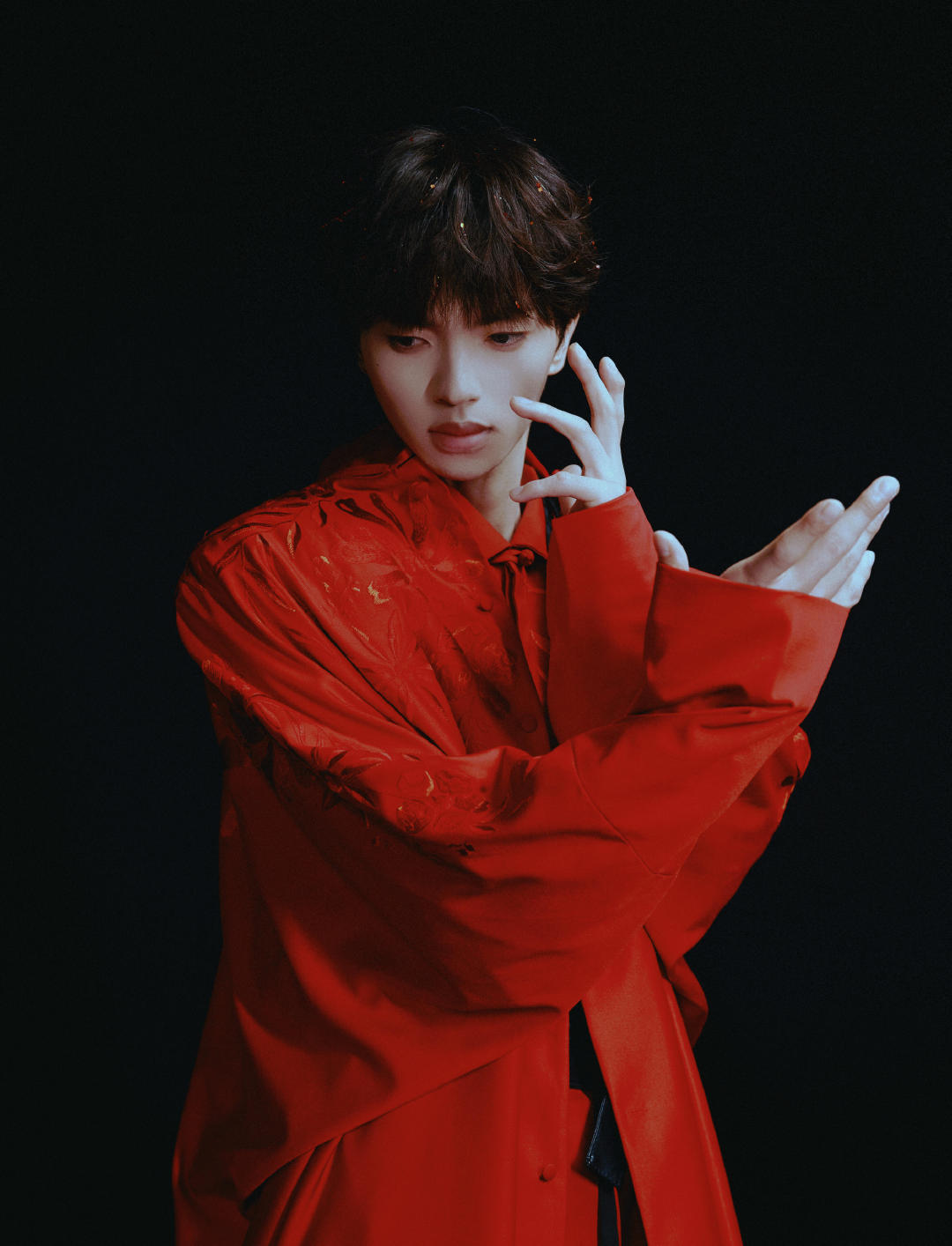 #王以太艾热教管健嘉晨说唱##艾热像导师考核管健嘉晨# 艾热坐在对面听小管唱那段的表情，跟我导师看我的毕设中期汇报一模一样，三分欣慰两分严格还有一分“你小子别给我丢人”。但说真的，一群哥哥围着一个弟弟一句一句抠flow的画面，比任何真人秀剧本都好哭。 #披荆斩棘# ​