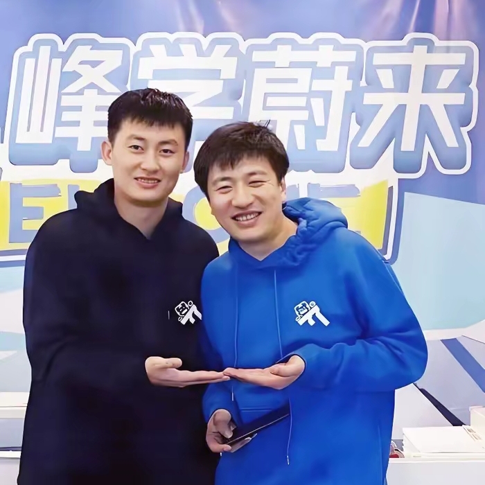 戴军采访揭开真相：张雪峰走后，武亮走到台前，不是争抢，是临危受命！

武亮并不是公司临时随便挑出来的发言人，是家属和董事会多方商议之后，才选定他站出来扛下大局。
 
外人以为他是一夜之间空降台前，抢下话语权。其实他本来就是公司总经理，长久扎根幕后，全盘掌管公司日常运转。
 
别的幕后管理者，大多继续
