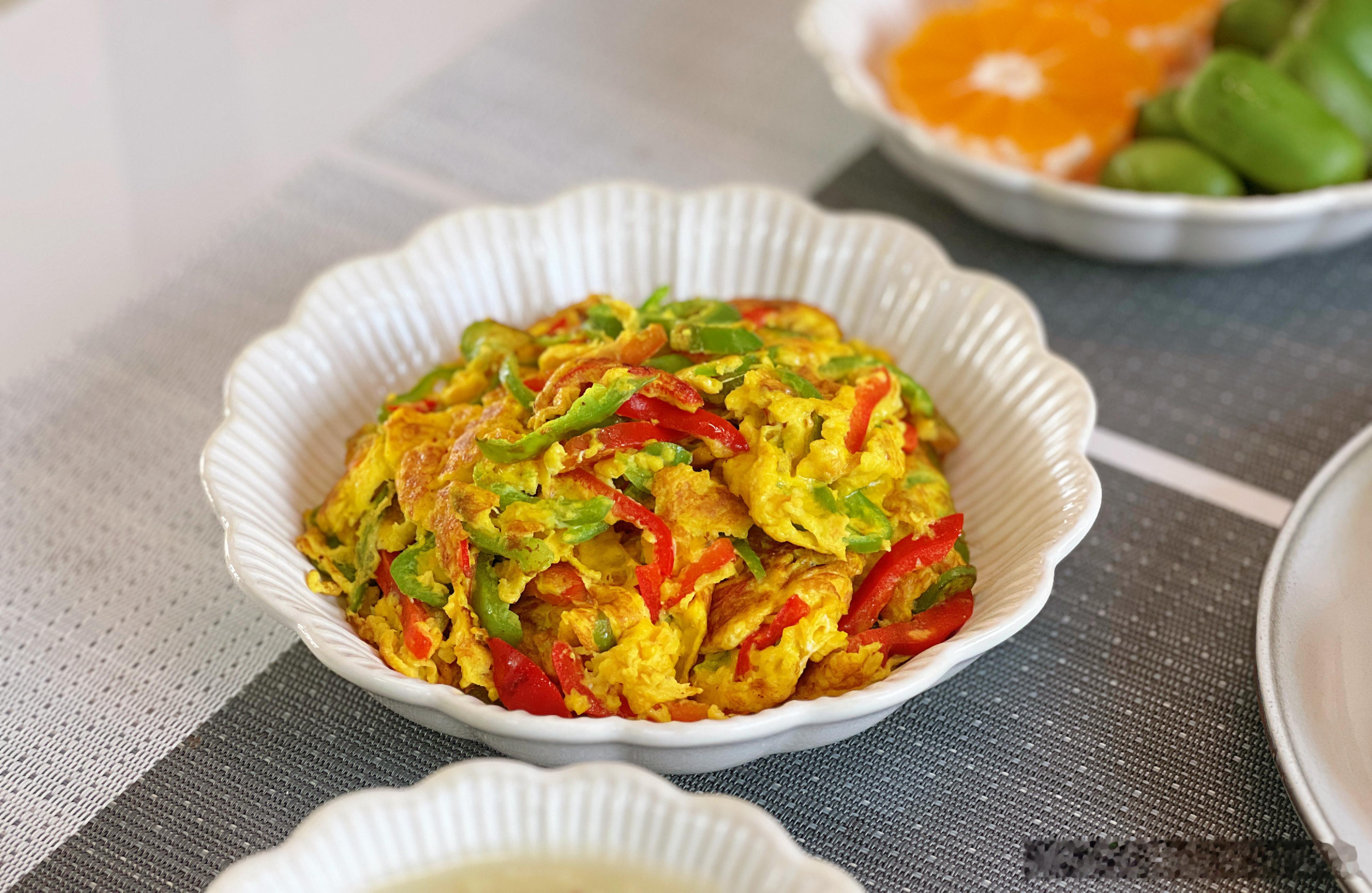 早餐蔬菜饼、青椒炒蛋、小米藜麦粥、橘子&软枣子早安～ ​​​