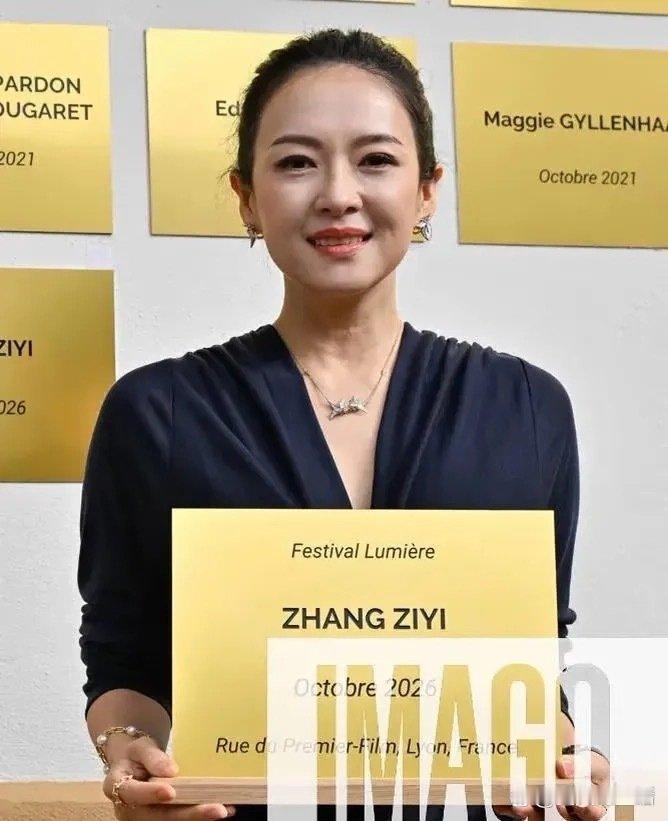 章子怡在法国卢米埃尔电影节荣誉墙上，留下了自己的名字！这也太有排面了，“国际章”这个名字，真的不是随便乱叫的 ​