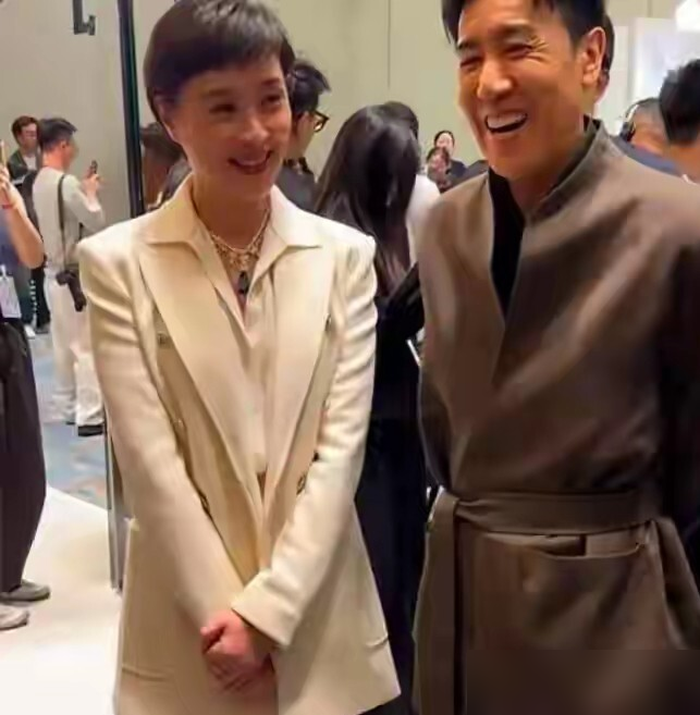 于和伟管吴越叫方淑梅，吴越回他袁律师，红毯上这俩人愣是没叫对方真名。
《重器》都收官了，这俩还在角色里没出来。豆瓣分从8.7掉到头，剧情后半段被骂烂尾，观众跑了一批又一批。可骂剧归骂剧，没一个人骂于和伟和吴越。
法庭戏里于和伟一句疑罪从无，那眼神压得人喘不过气。吴越更绝，哭戏没一滴眼泪，嘴角抽了