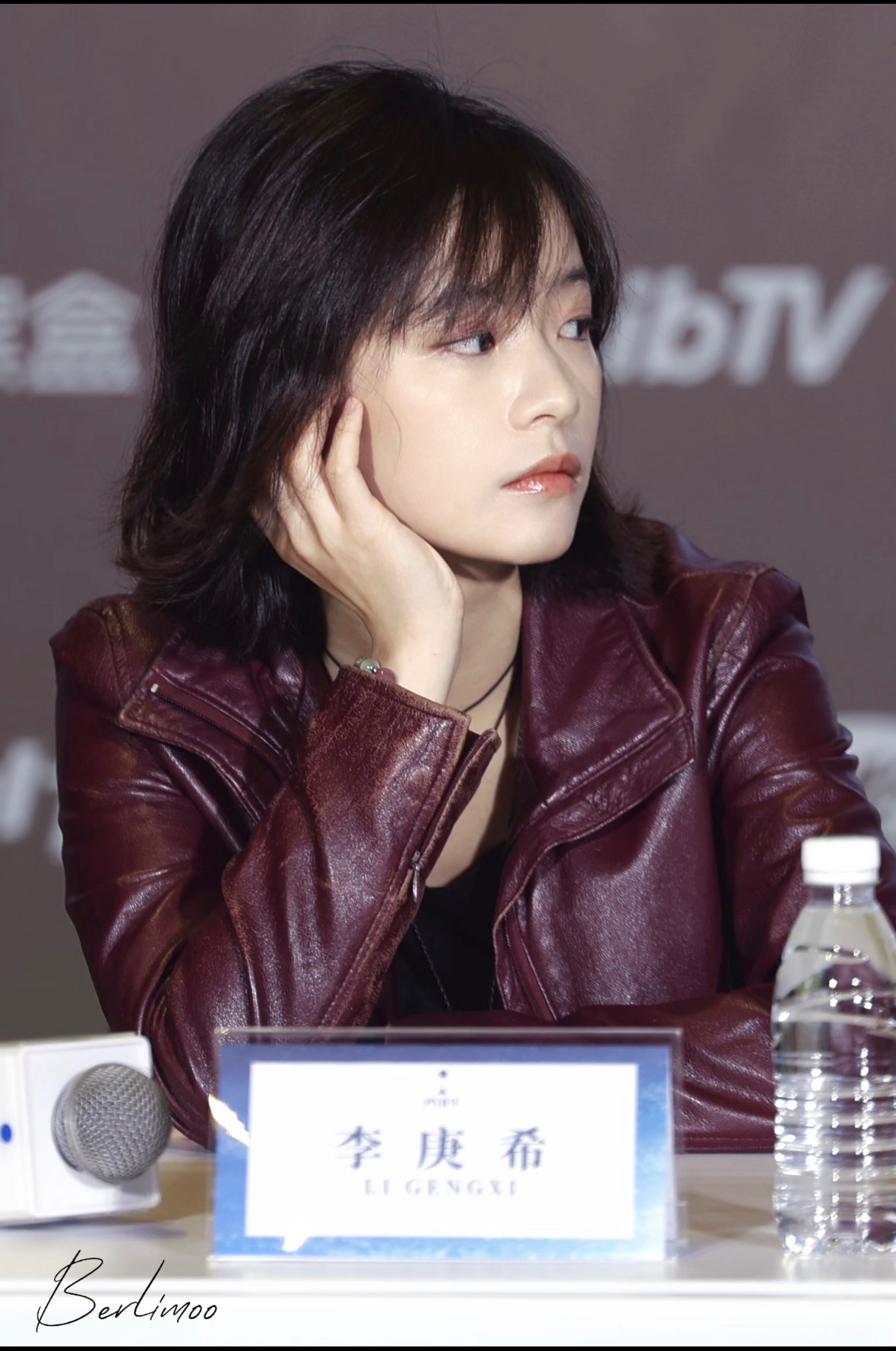 李庚希的酷真的不是硬凹出来的人设，是从细节里透出来的松弛感。
之前看她走红毯，别的女星都踩着十厘米高跟鞋端着微笑摆几十秒pose，她穿着短靴大步往前走，被镜头逮到还皱了下鼻子，冷着一张脸却莫名有点软萌。
之前她晒过自己的日常vlog，窝在出租屋里拼乐高，脚边堆着半箱橘子汽水，连拆快递都懒得剪胶带，直