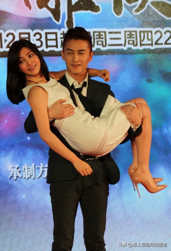 谁还记得当年陈晓和陈妍希那场封神的头纱吻？曾经有多甜，如今看完这期节目心里就有多唏嘘！

最近陈妍希难得带着亲姐姐一起上综艺，镜头里姐妹俩相处自然松弛，很多人只顾着感慨姐姐气质出众，却没留意陈妍希随口说的一句话，悄悄道出了这段婚姻走散的根源。

主持人问到一个问题：人生遇到重大抉择，你第一个想要商量