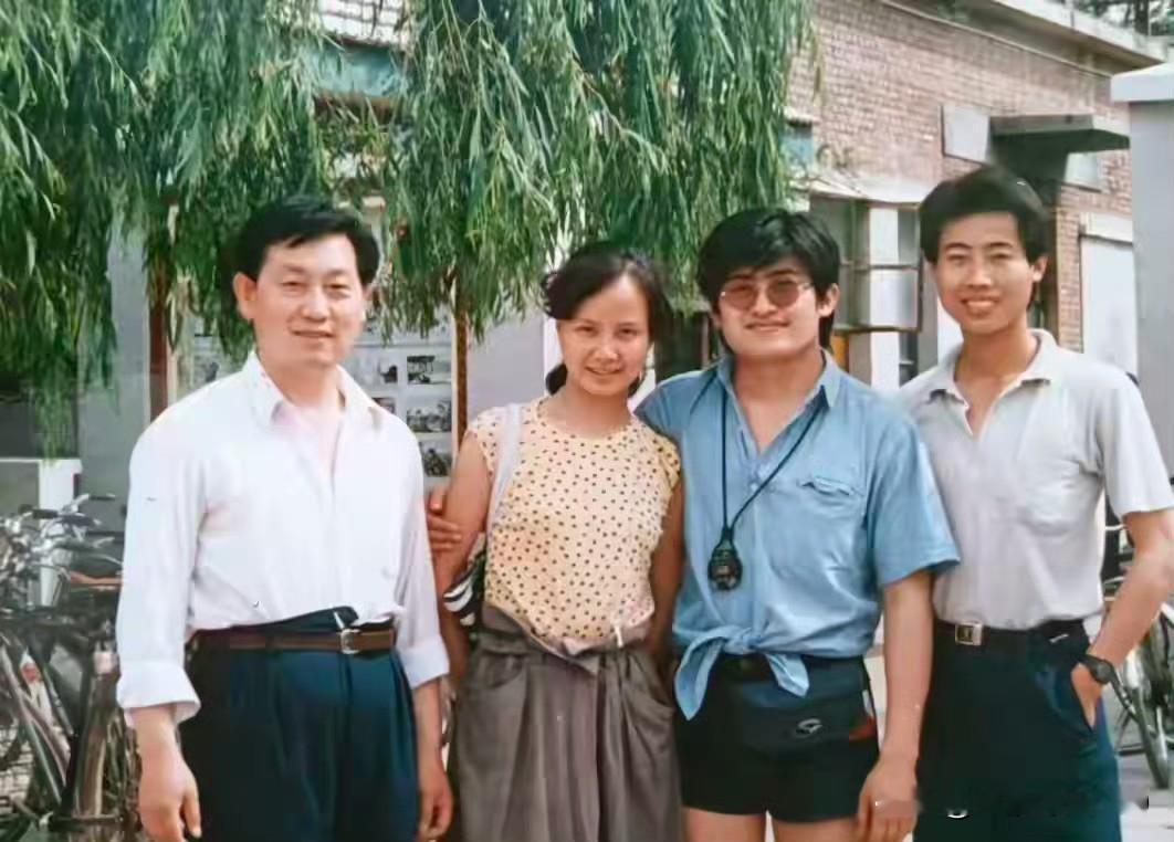 1988年新婚的留影！年轻时期的刘欢打扮时髦，赶超八十年代氛围感。
 
那时的他墨镜、打结蓝衬衣，短裤配上腰包，脖子还挂一块秒表，穿搭放在当年相当前卫新潮。
和他妻子卢璐新婚刚刚不久，青春意气尽收这张老照片里。
