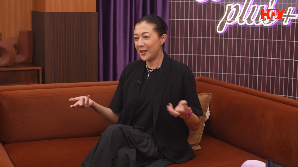 53岁吴绮莉曝成龙至今未给女儿一分钱抚养费，揭亲子鉴定真相，坦言从不主动与女儿谈成龙，尊重女儿在婚姻中的选择。
10月26日，由伍咏薇、李凯贤主持的最新一期《九运会客室2》播出，这一期的嘉宾是女星吴绮莉。
在这次节目中，吴绮莉聊了未婚产女的往事和母女关系。
对于吴绮莉而言，成龙是她一生绕不过去的人物