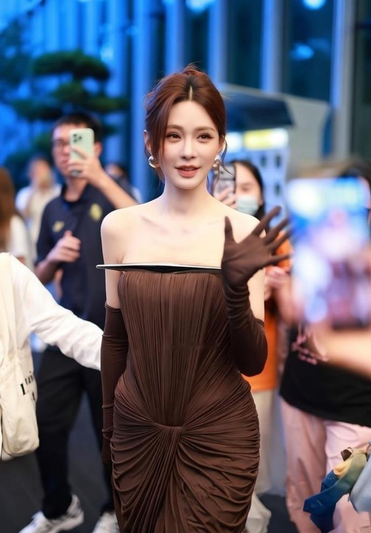 37岁沈梦辰现身天猫金妆奖活动现场，一袭深咖色的抹胸长裙，露出精致的香肩和锁骨，优雅而时尚，梳着蓬松的高盘发，笑容明媚，皮肤白皙，看起来好有气质！