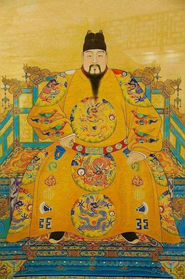 明英宗为何亲手葬送50万大军？土木堡之变，才是大明由盛转衰的真正转折

在明朝历史上，“土木堡之变”始终是一个无法绕开的巨大耻辱。

因为这场战争不仅让明朝精锐主力几乎全军覆没，更出现了中国历史上极其罕见的一幕：

皇帝亲自出征，结果被敌军活捉。

公元1449年，明英宗朱祁镇在宦官王振的怂恿下