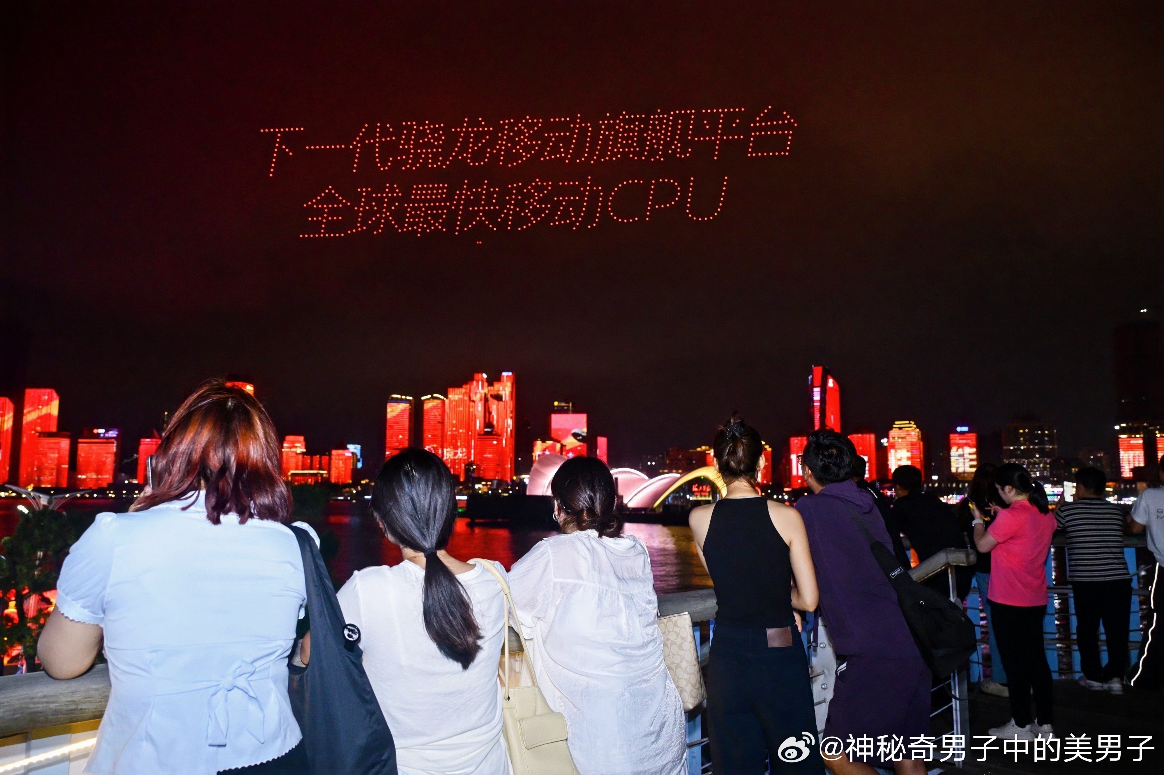 #2026PEL 夏季赛总决赛#从赛场到夜空，PEL 夏决的排面被骁龙一加拉到了新高度。漫天无人机变换造型，绚烂灯光随赛事节奏层层铺开。场内选手针锋相对的较量让人肾上腺素飙升，抬头又是光与影的盛大叙事。当竞技昂扬撞上科技美学，这个夜晚的每一个瞬间都值得被好好收藏。#今晚抬头的青岛人赢麻了# ​