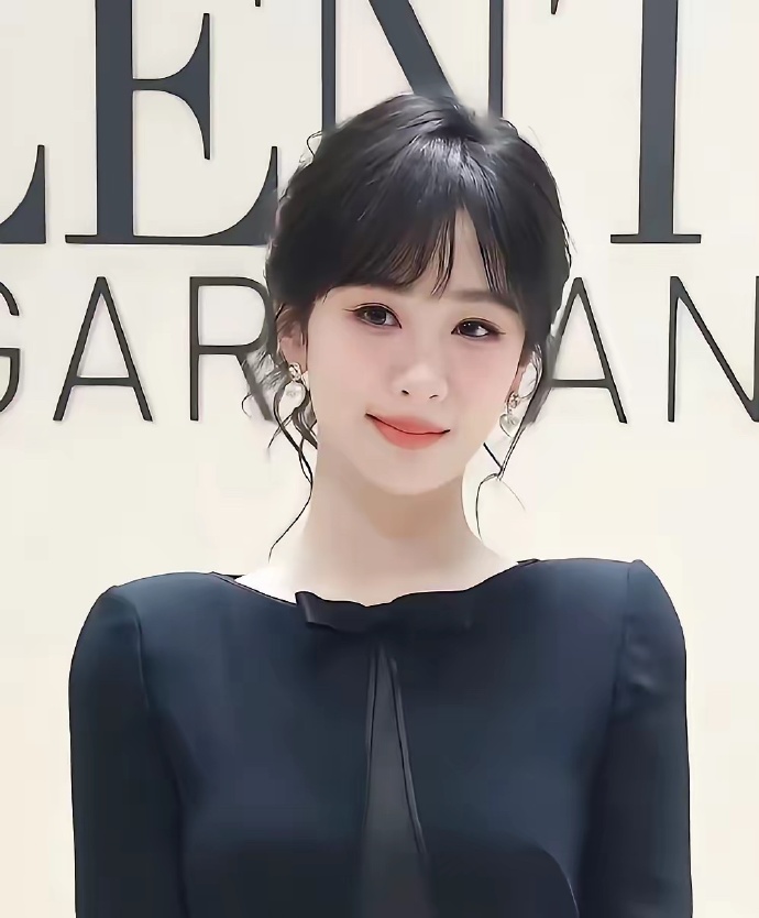 杨紫在成都被我同学偶遇了
他说了句真心话
他说杨紫本人巨漂亮，是他见过最好看的明星，而且朴实亲民。
现实中的杨紫，比屏幕好看，镜头不太衬她，现实里身材好，五官精致，脸小皮肤好。
更难得的是，她还特别亲和有礼貌，明明行程安排得满满当当，待办事项也一长串，可她还是会停下来和粉丝说话，不摆明星架子，朴实真