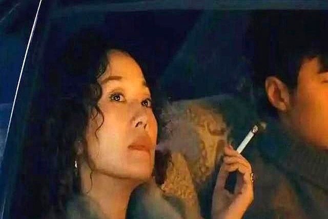 戏拍完了，马伊琍和张哲华现实里居然不敢对视。

两人合作新剧《余红旧事》，戏里演复杂对手，全是来回拉扯和试探的眼神戏。张哲华坦言跟马伊琍搭戏压力大到手心冒汗，马伊琍也在采访里透露，现在眼神一碰上就掉进角色情绪里，瞬间出不来。

怕外界误会，马伊琍特意澄清：真不是私下闹矛盾，纯粹是入戏太深留下的后遗症