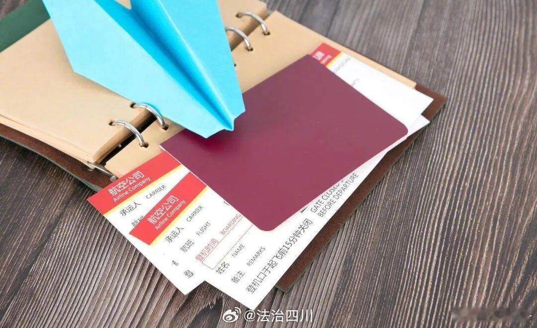 登机牌提示被遮挡，旅客误机起诉航空公司，责任在谁？
乘坐飞机，因快捷、省时成为不少人的出行首选。但在候机过程中，因突发状况或疏忽大意导致错过航班，旅客损失该由谁来承担？

近日，桂林市秀峰区人民法院审结了这样一起航空旅客运输合同纠纷案。

基本案情

2025年7月22日，沈先生夫妇携子女及父 ​