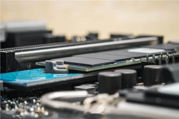美光发布全球首款512GB DDR5服务器内存模块[并不简单]

产品发布与性能

• 9月16日消息，存储芯片巨头美光宣布，已成功演示全球首款容量达到512GB的DDR5服务器内存模块，标志着企业级内存技术迈入新的密度时代。

• 据介绍，这款512GB DDR5 RDIMM模块传输速率最高可达9200MT/s，属于目前性能最强、容 ​